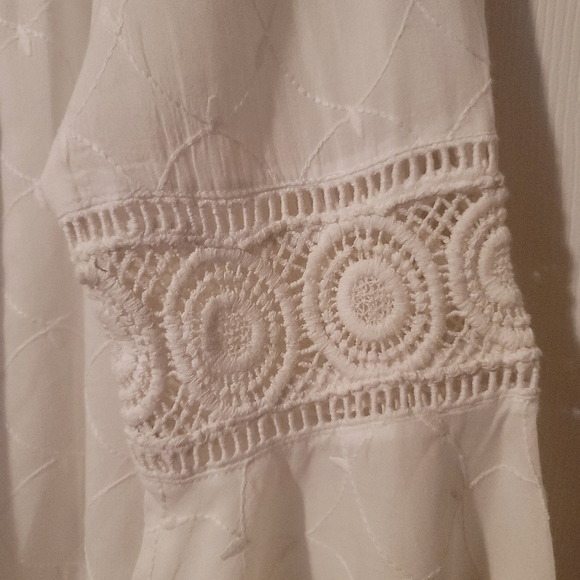 NWOT Karen Kane Blouse with Bell Sleeves & Crochet on Sleeves and Front Size M - Picture 3 of 4